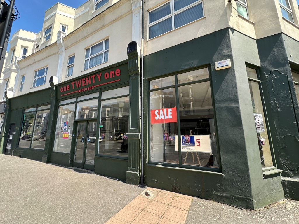 Lot: 57 - COMMERCIAL UNIT WITH LONG LEASE - External front